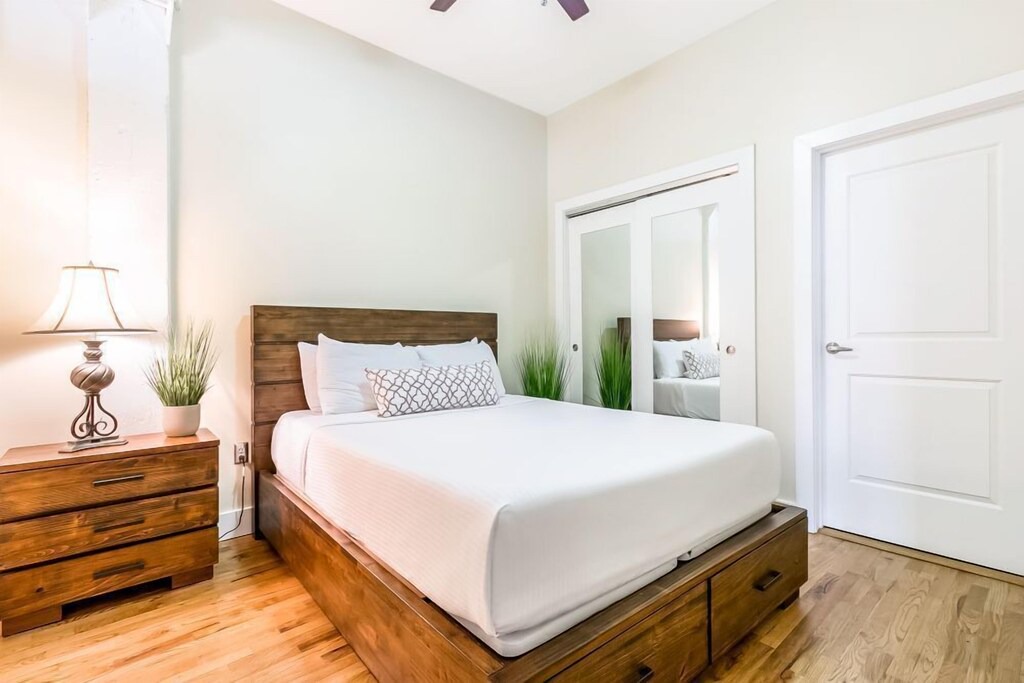Central Business District Condo | Gorgeous condo in Merchant Lofts by Hosteeva