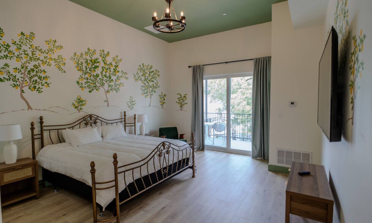 Biloxi Bed & Breakfast | Government St. Balcony Suite 201