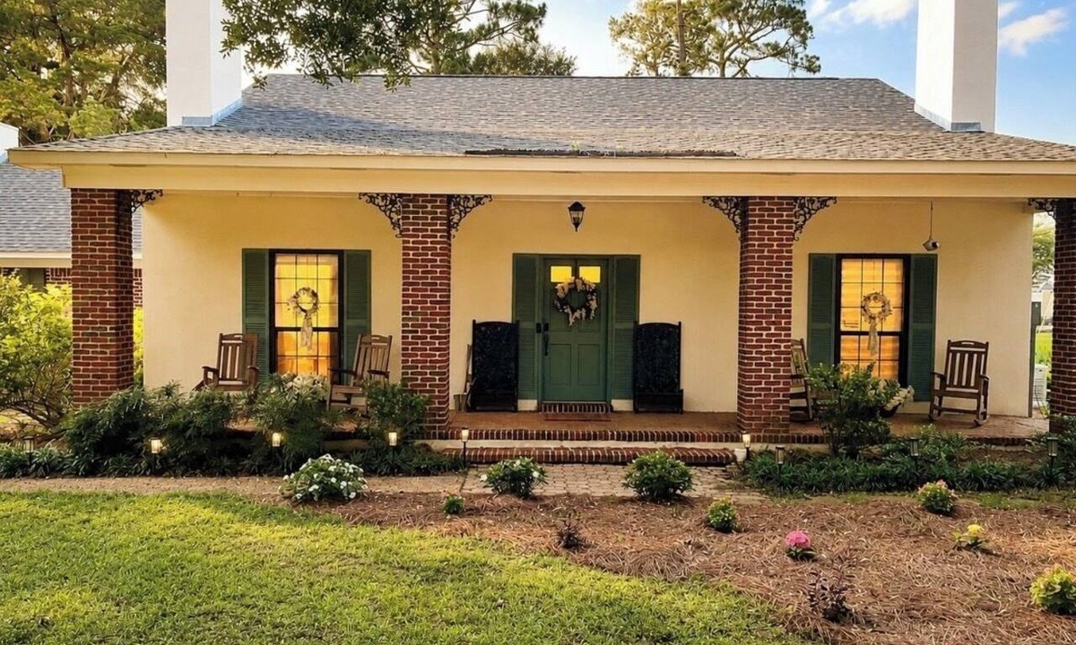 Daphne House | Grand Oak Cottage in Olde Town, 2 King Primary Suites, year round Saltwater Pool