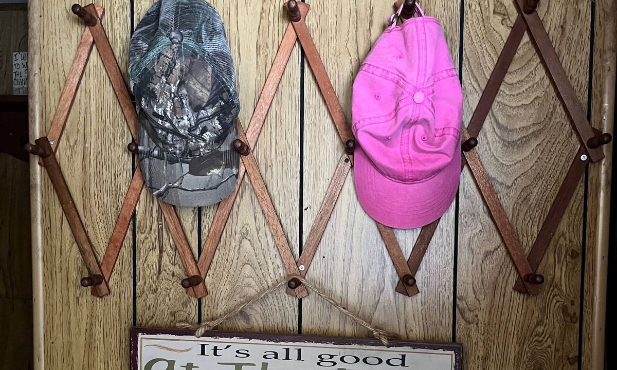 Broaddus House | Great for fishermen and hunters! 5 minutes from 3 Boat Ramps