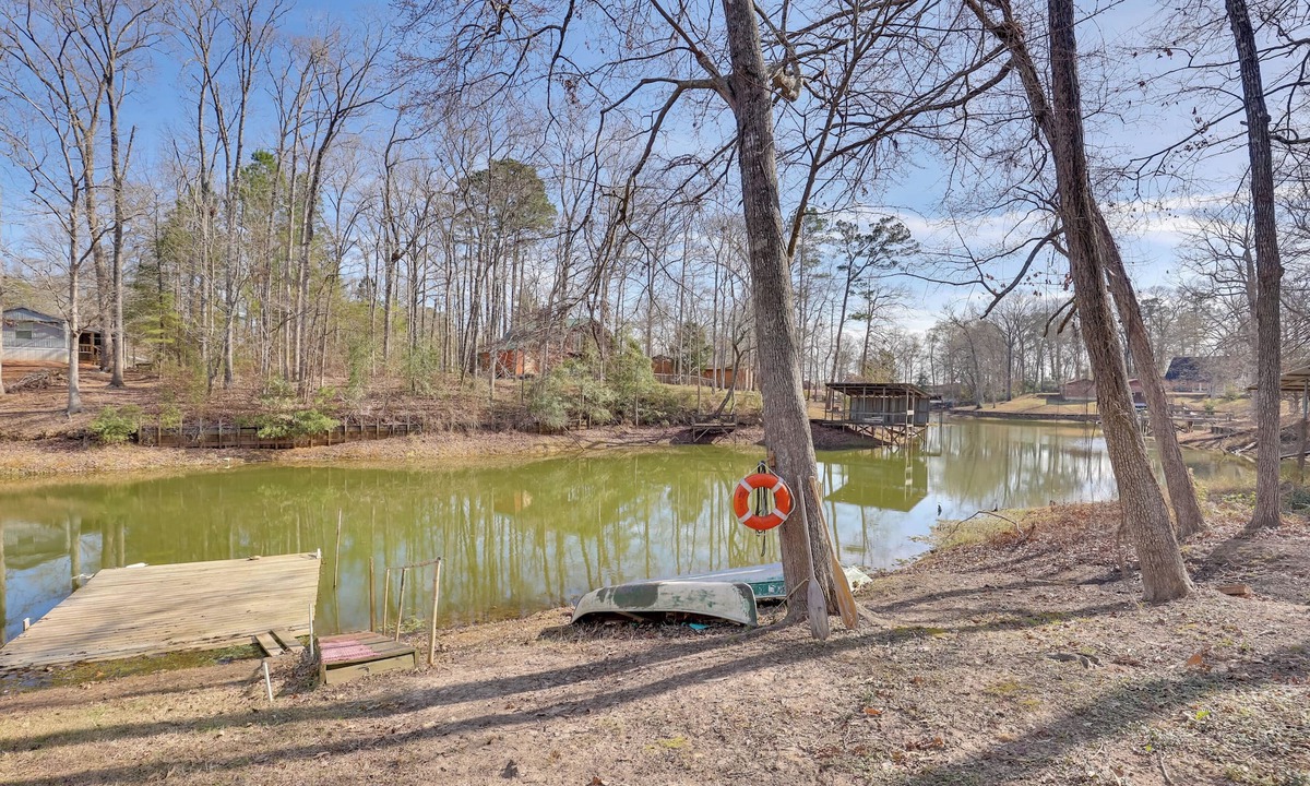 Hemphill Apartment | Great for Fishing! Lakefront Studio in Hemphill