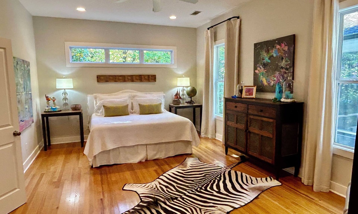 Oxford House | Great Location! Mile walk to Grove! 1/2 walk to Square!