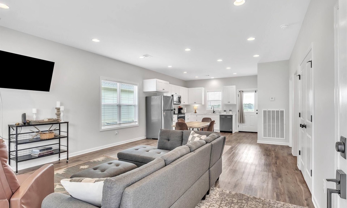 Columbus House | Green Light Cottage, 2BR, patio w/grill