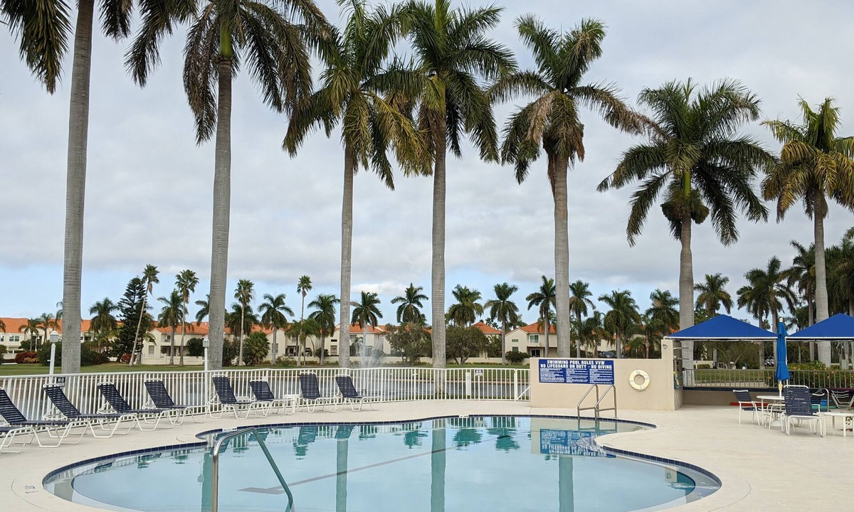 Isla del Sol Condo | Ground Floor Lakefront Condo with Shared Pool and Central AC - Snowbird-Friendly