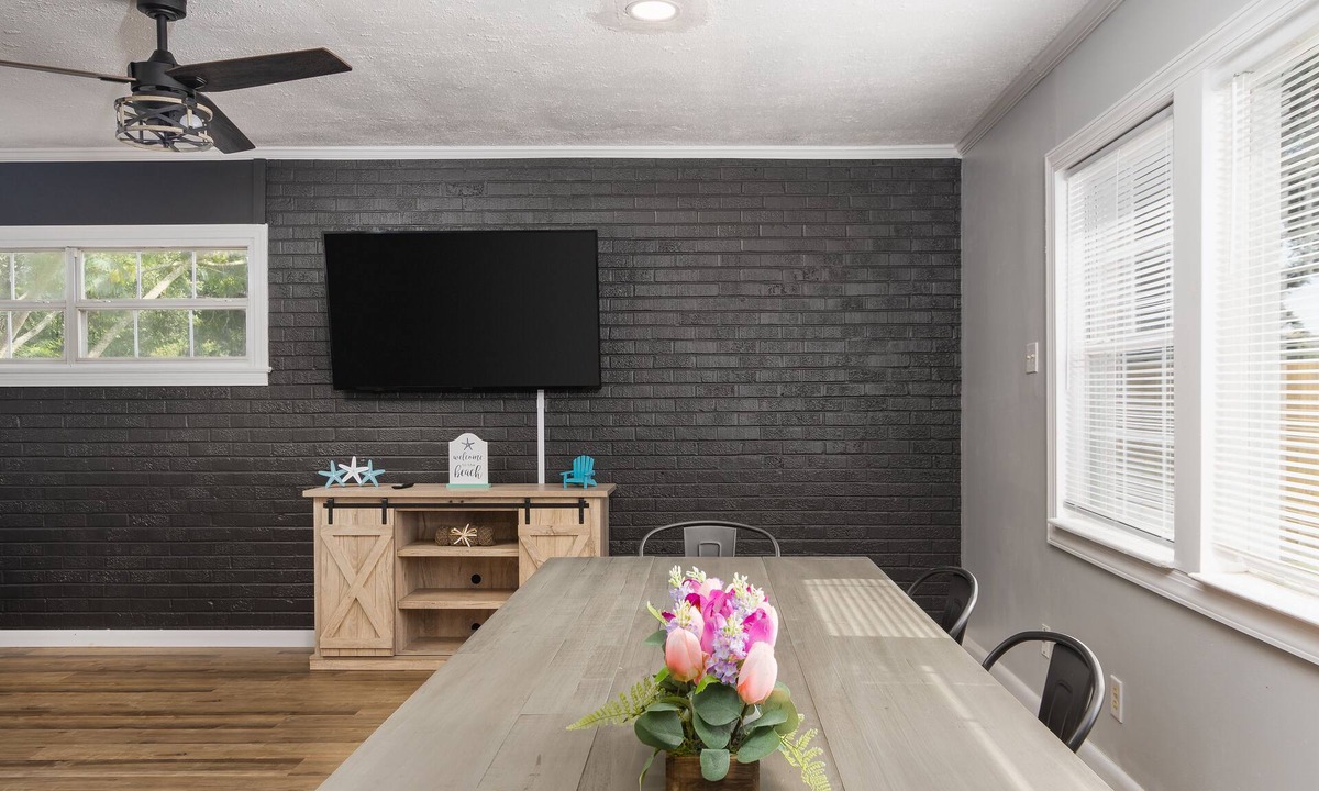 Long Beach House | Gulf Coast Beach Getaway 5 min to the beach!