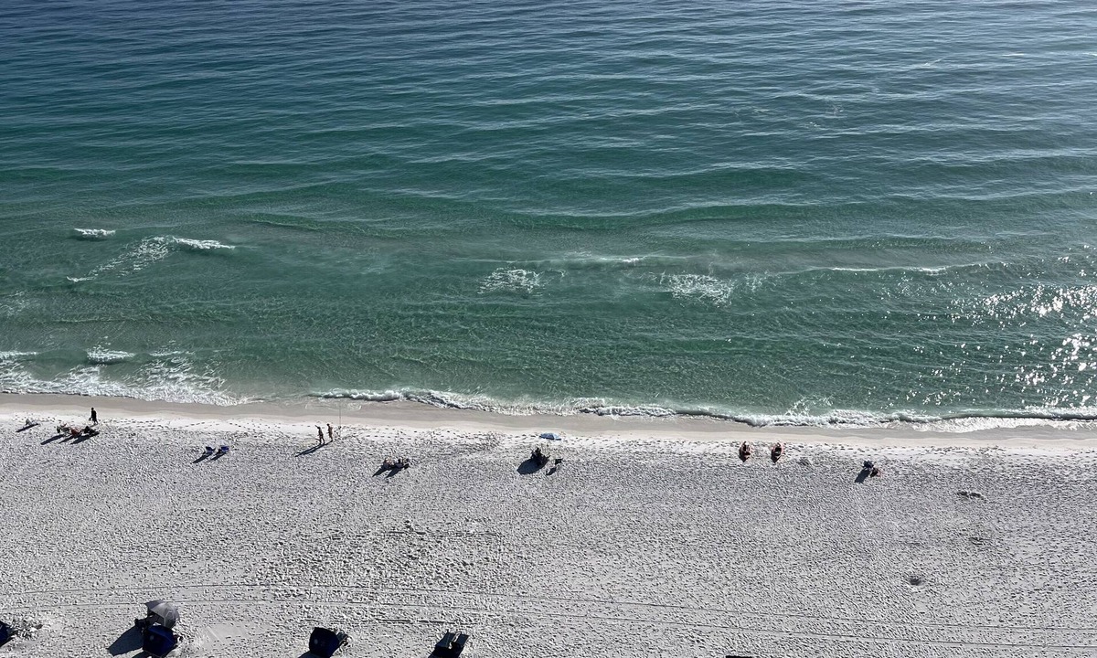Destin Condo | GULF FRONT with Amazing Views, 3 Pools,Tiki Bar! Zero entry beachfront pool!