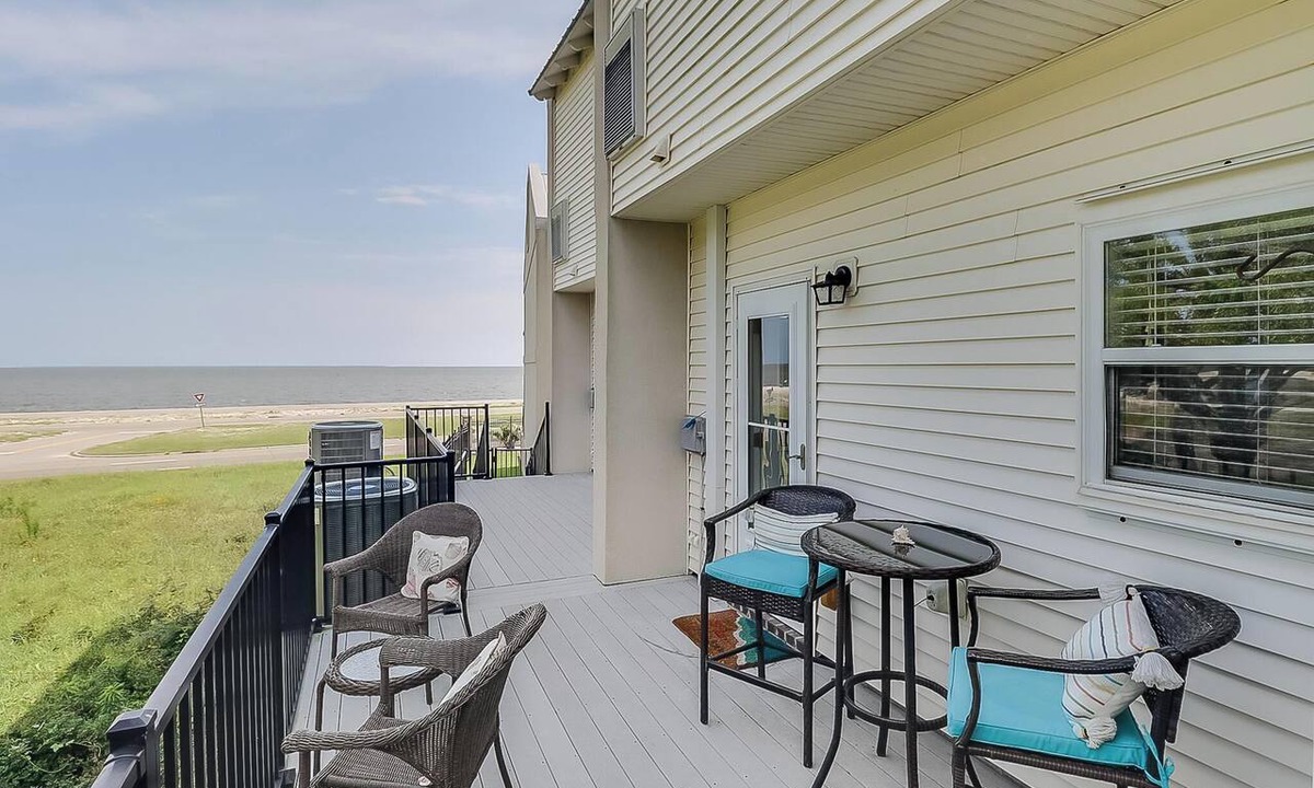 Long Beach Condo | Gulfviews, short walk to Beaches w Pool sleeps 4