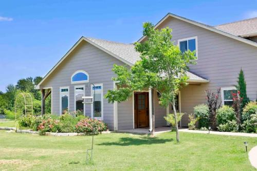 Waco House | Hailey's Cottage on Small Farm-16 minutes to Silos