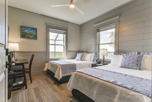 Hitchcock Bed & Breakfast | Harborwalk Lodge