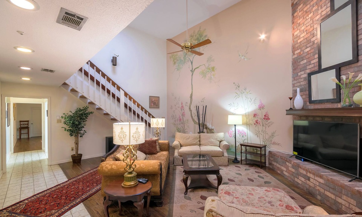 Uptown Historic District House | Heart of Uptown - One Block from St. Charles Ave & Streetcar Mardi Gras