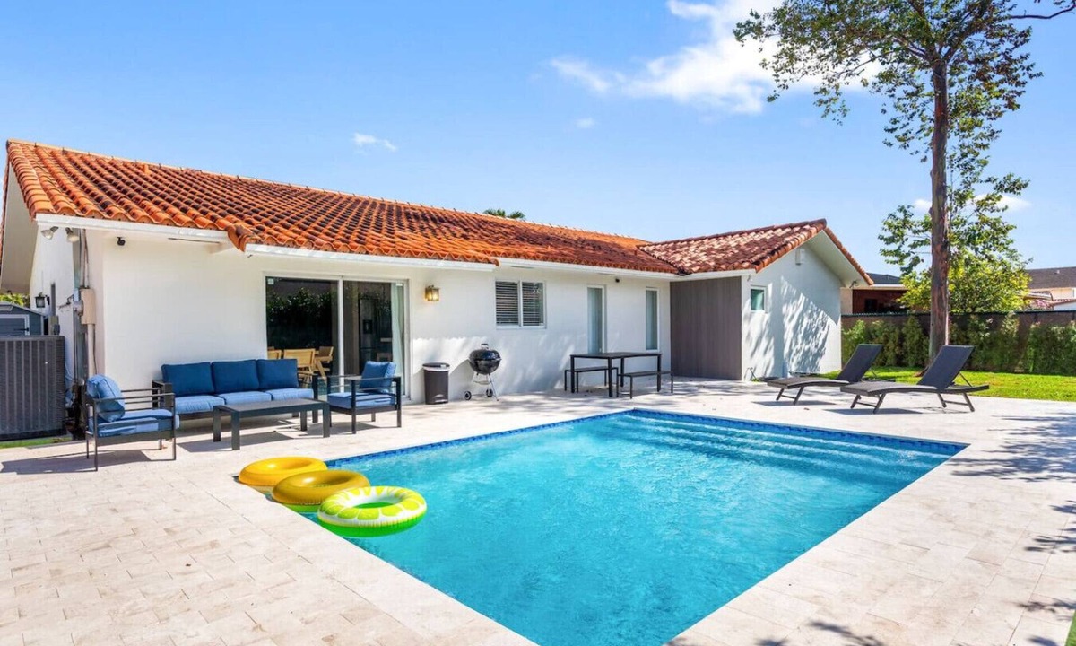 Fontainebleau House | Heated Pool 6BR/3BA Family Fun