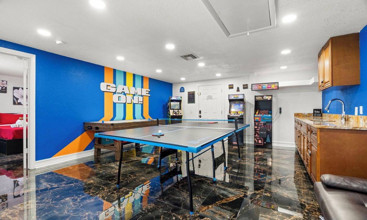 Tampa House | Heated Pool+ AMAZING NEW GAME ROOM! + Fire Pit, Outdoor TV - 5 bedrooms