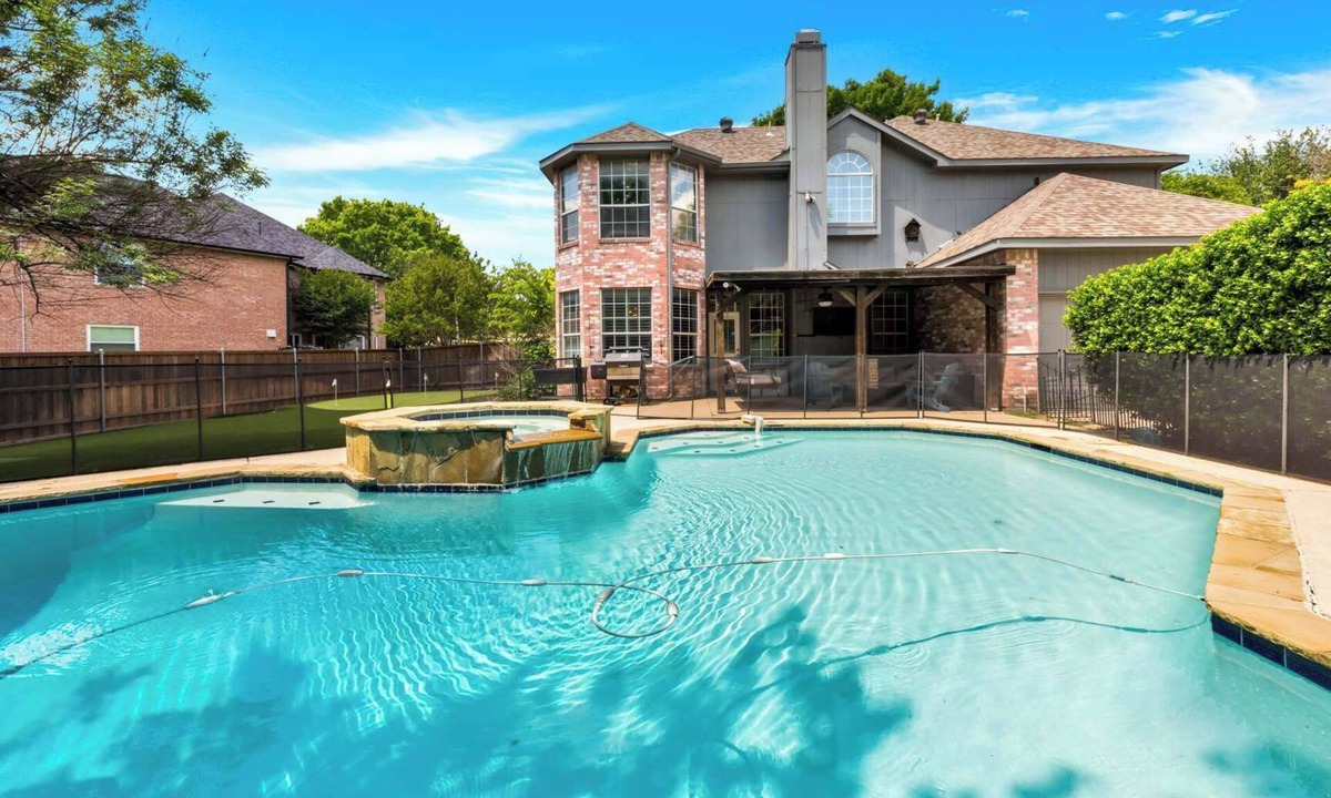 McKinney House | Heated Pool|Hot Tub|Sleeps 16|Putting Green!