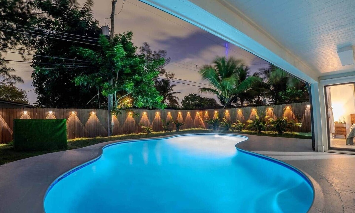 Driftwood Villa | Heated Pool - Trampoline - Miami - Ft. Lauderdale - Hard Rock Casino