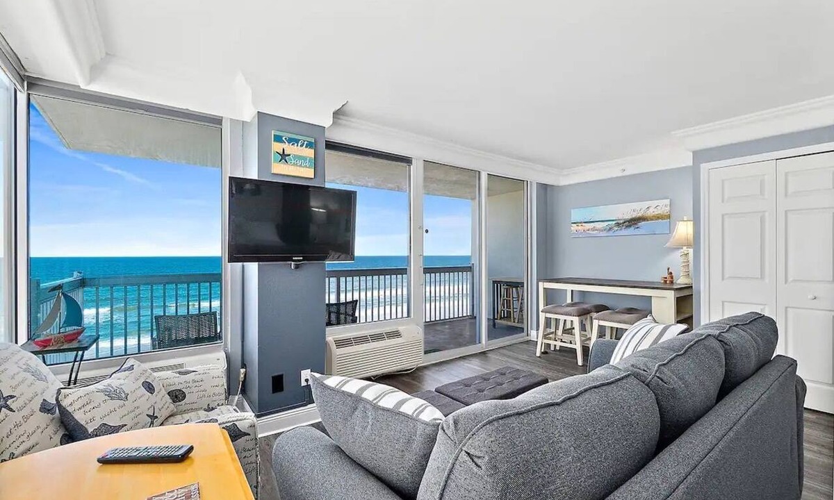 Ortona Park Condo | Heated Pools & Hot tub - 8th Floor Beachfront Studio right on Daytona Beach.