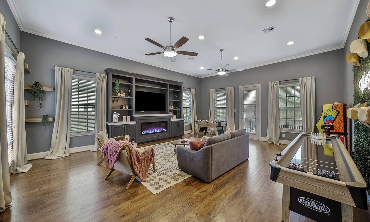 Shady Acres House | Heated Private Pool, Game Room, 3100 sqft Heights House, 3 suites, 25 Min to NRG