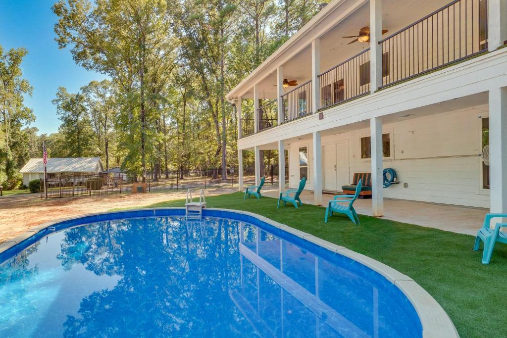 Geneva Apartment | Hemphill Vacation Rental w/Pool, Walk to Lake!