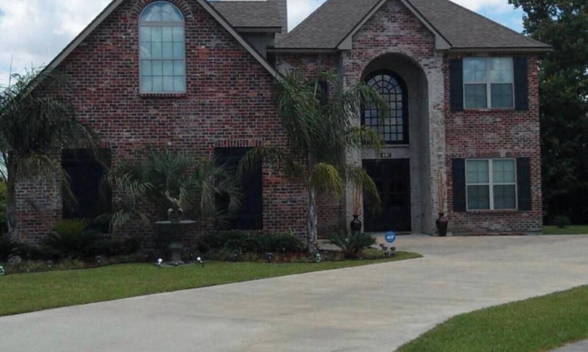New Iberia House | Heyyyy Sugar! Southern Charm Meets Modern Luxury! 3 bedroom 2 1/2 bath