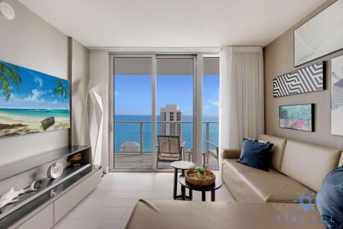 Hollywood South Central Beach Apartment | High Floor 2BR -2 BA - Resort Fees & Parking Incl