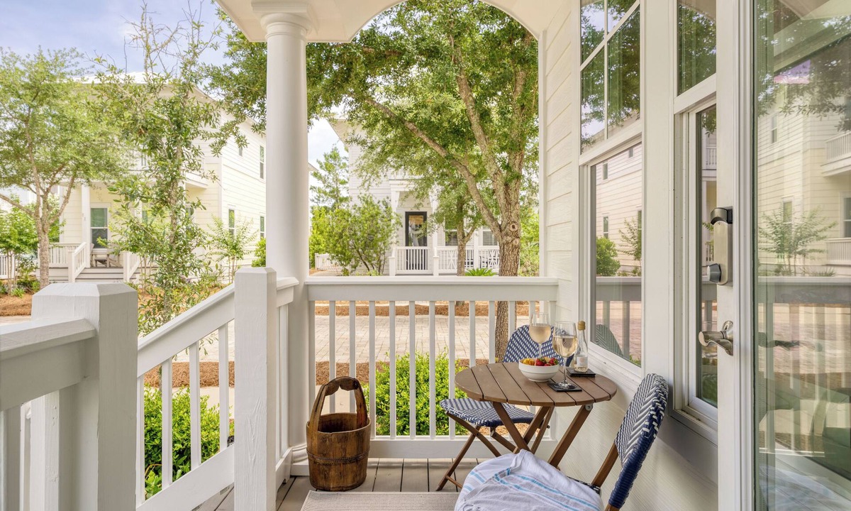 Greenway Park House | Hiker House by AvantStay | Beachy 4BR w/Communal Pool + Porch