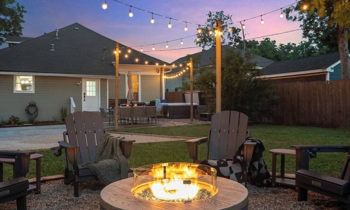 Waco House | Historic 1920s Waco Retreat w/Hot Tub, Firepit & Game Room – Sleeps 10