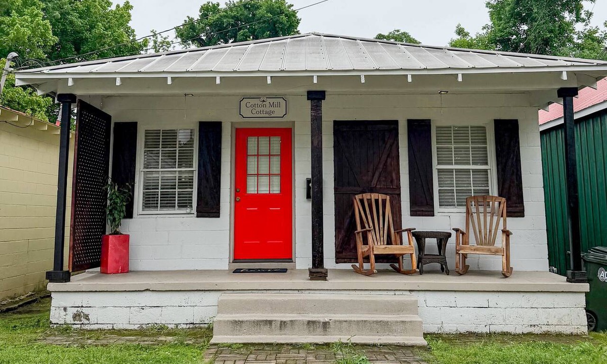 Natchez Cottage | Historic downtown cottage with 1 bedroom, 1 bath, kitchen, Wi-Fi, and parking.