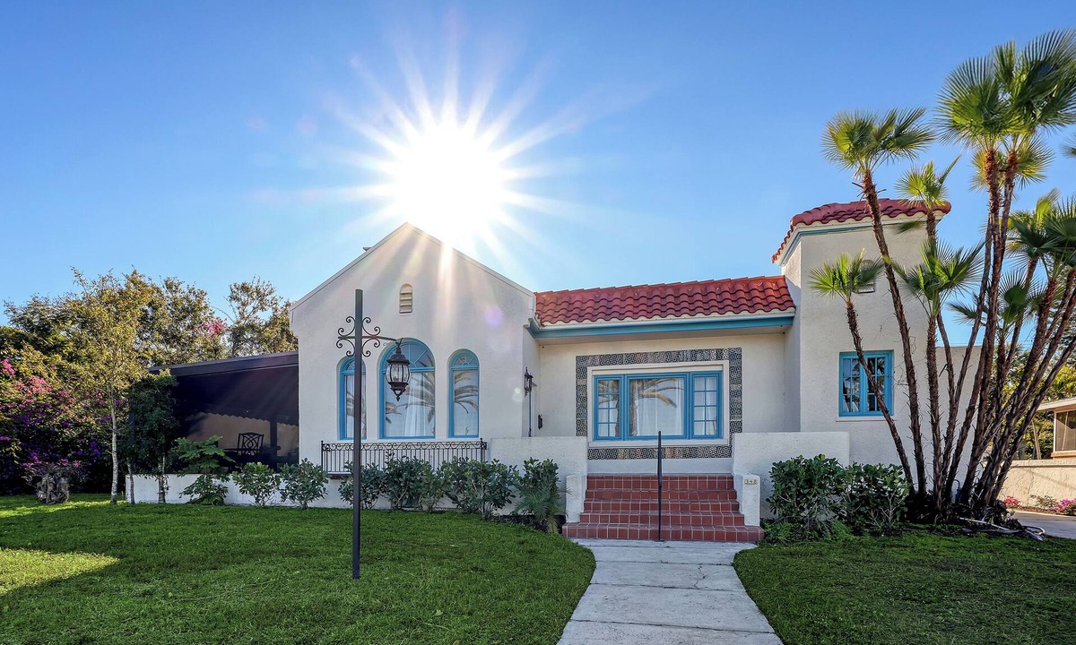 Whitfield House | Historic & Lovely - Huge Backyard, Mother-In-Law Apt out back!