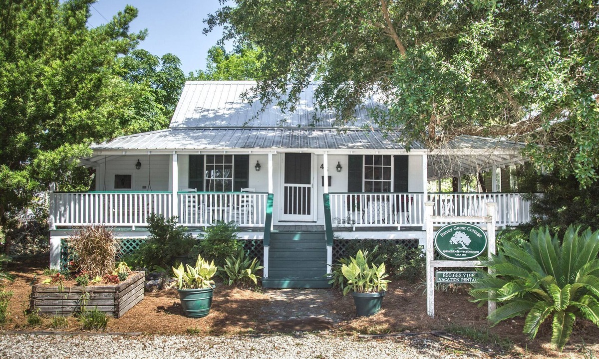 Historic Downtown Apalachicola House | Historic Raney Guest Cottage in Downtown Apalachicola Florida