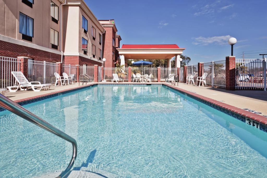 Forest Hotel | Holiday Inn Express Hotel & Suites Forest by IHG