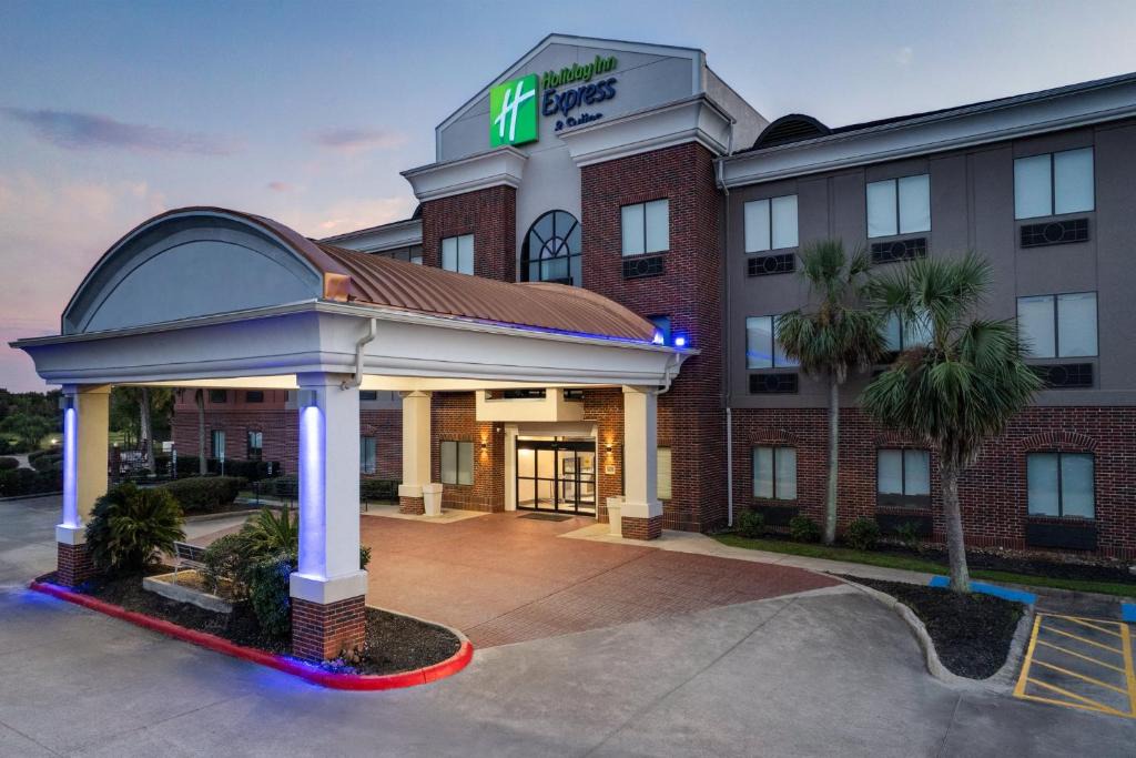 Winnie Hotel | Holiday Inn Express Hotel & Suites Winnie by IHG