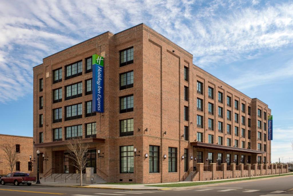 Downtown Hotel | Holiday Inn Express Pensacola Downtown by IHG