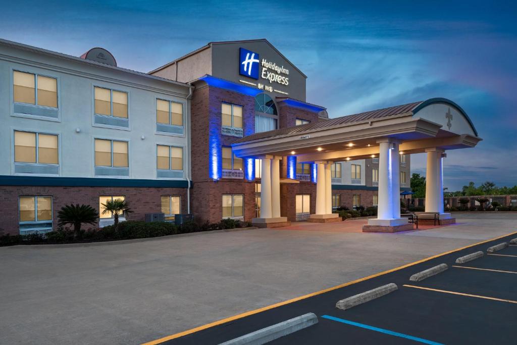 Alexandria Hotel | Holiday Inn Express & Suites Alexandria by IHG