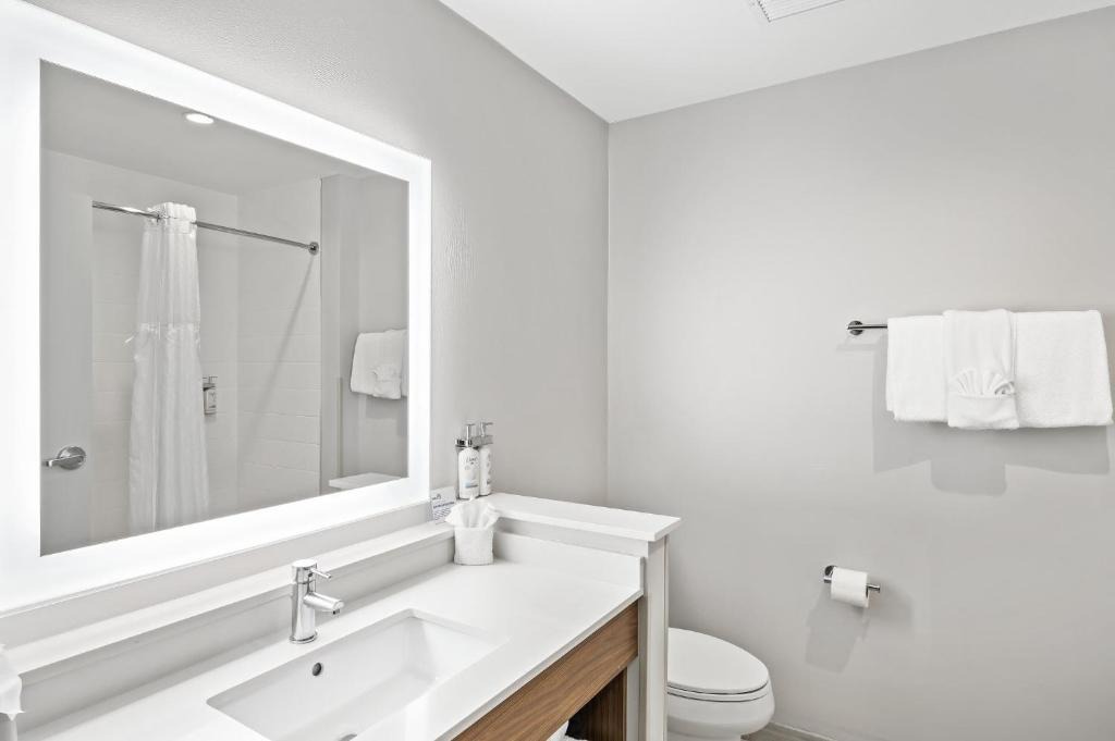 White Hall Hotel | Holiday Inn Express & Suites White Hall by IHG