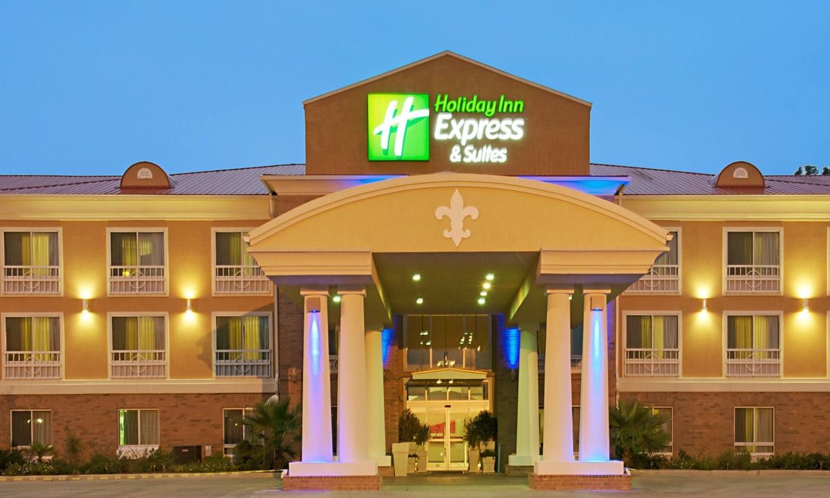 Alexandria Hotel | Holiday Inn Express & Suites Alexandria, an IHG Hotel