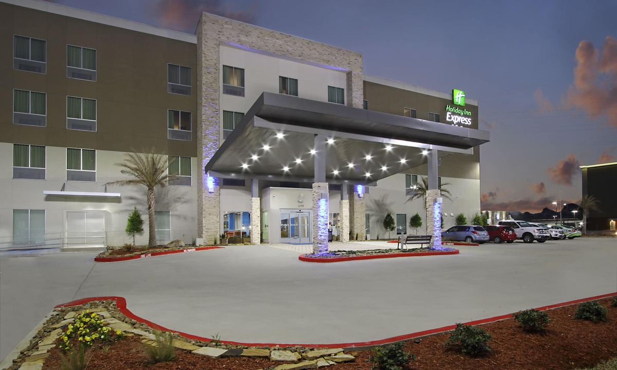 Lake Charles Hotel | Holiday Inn Express & Suites Lake Charles South Casino Area by IHG