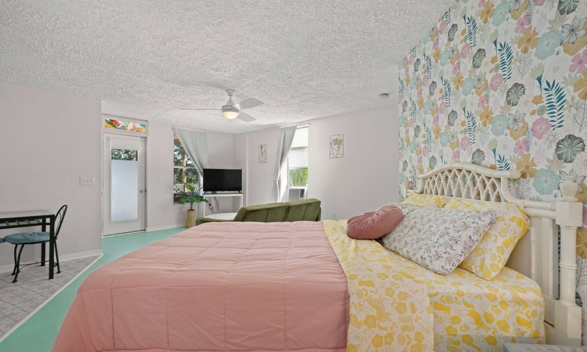 Sebring Apartment | Home Town Takeover Downtown Stay!- Views of the Postcard Mural