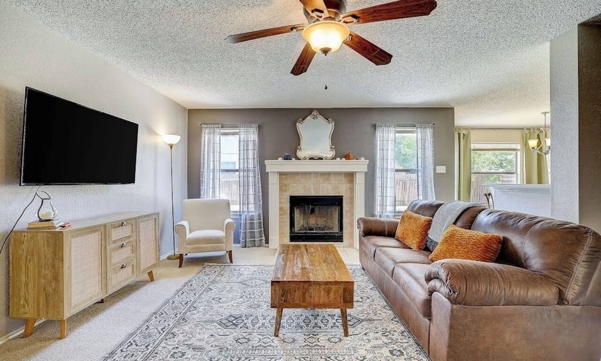 Round Rock House | Home with backyard, central AC, & washer/dryer - drive minutes to downtown