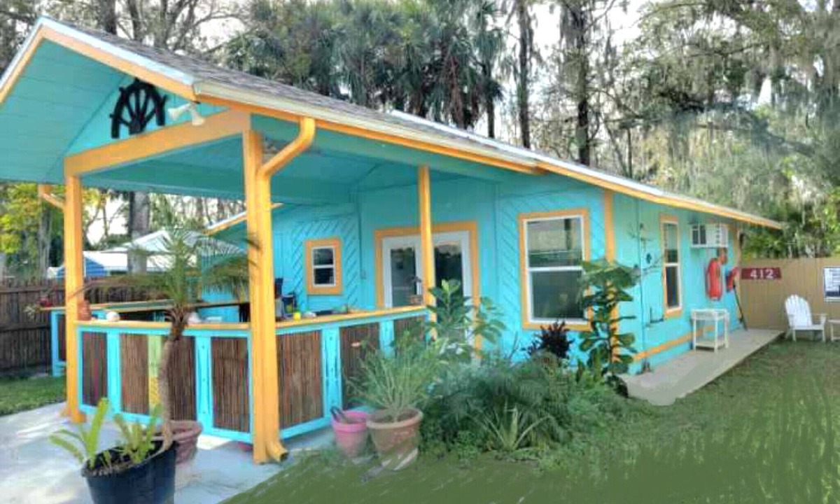 New Smyrna Beach Cottage | 🌴🏄‍♀️Hot Deals! Affordable Cottage, close to shops, restaurants &NSB beach.