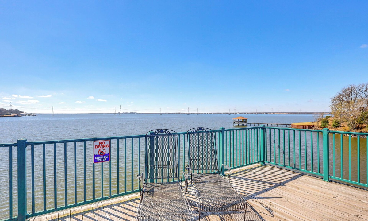 Jewett House | Hot Tub + Deck: Waterfront Lake Limestone Escape!