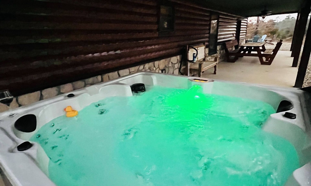 Smithville Cabin | Hot Tub! Just 25-30 Minutes N of Broken Bow Lake. Firepit! High Speed Wifi!