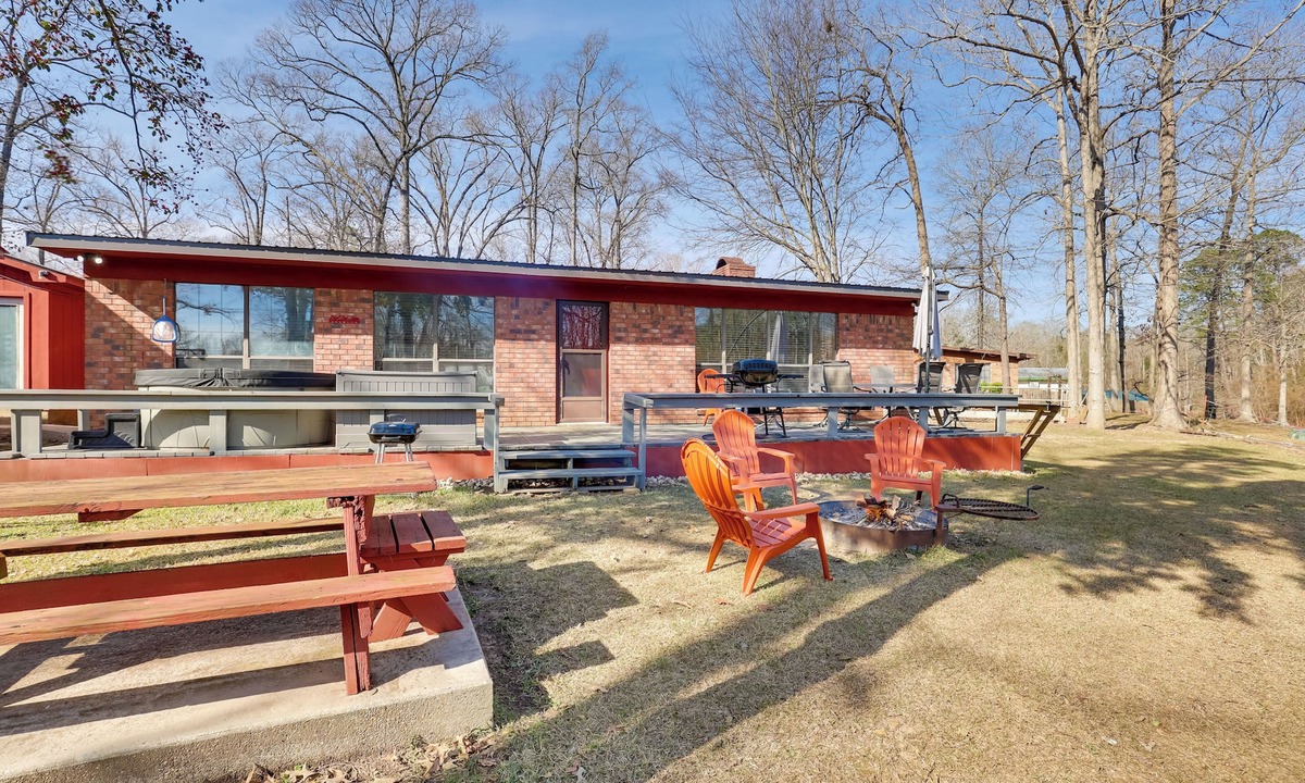 Hemphill House | Hot Tub, Lake Access! Angler’s Escape in Hemphill