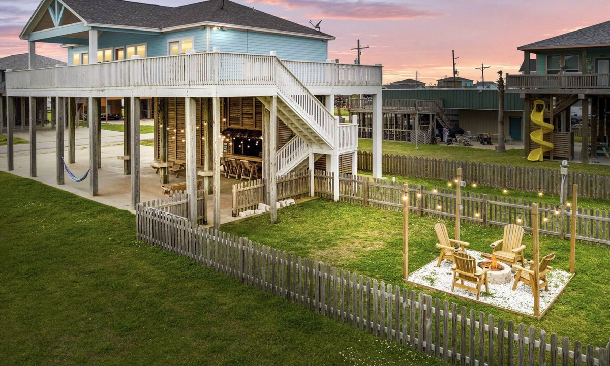 Crystal Beach Cottage | Hot Tub | Pets | Game Room | July & Aug Specials!