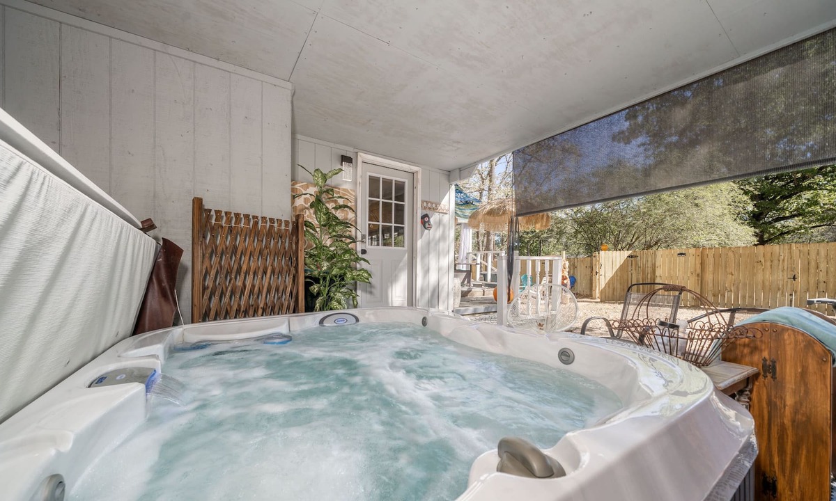 Hot Springs Cottage | Hot Tub Wonderful, Entire Cottage, Gated Privacy, Lakeview, Location!