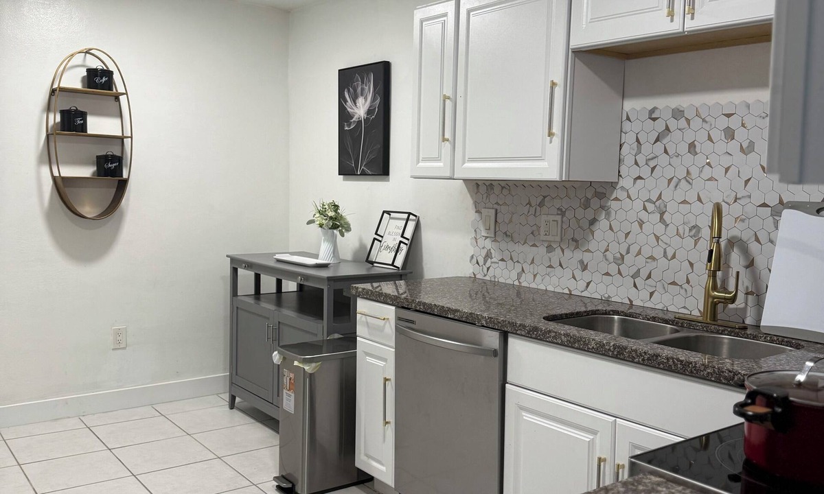 Sunrise House | House Apartment Suite