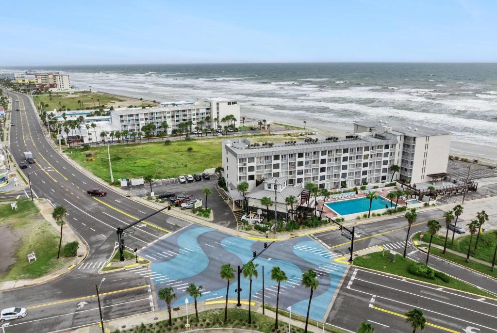 Daytona Beach Hotel | Howard Johnson by Wyndham Oceanfront Daytona Beach