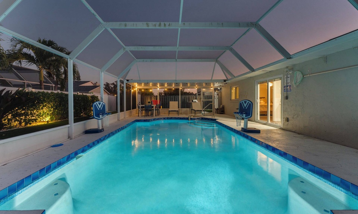 Whitfield House | Htd Pool + Backyard Games, Sleeps 12, Near Lido & Siesta
