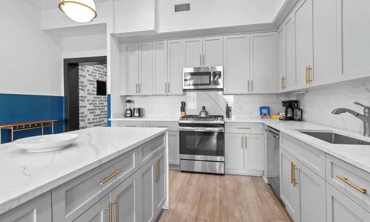 Central Business District Hotel | HUGE 4BD/4BA w/2 Living Rooms Downtown Hotel