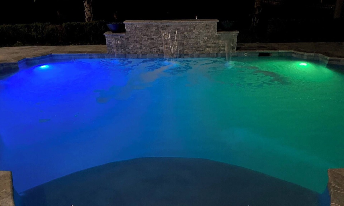 Sunshine House | Huge 5 bedroom in Baton Rouge with Pool, Theatre 55m to New Orleans Super Bowl