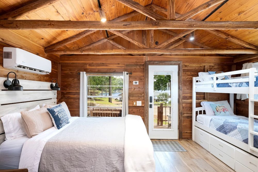 Hemphill Cabin | Incredible Lakefront Cabin for a Wonderful Family Adventure in Nature in Hemphill, Texas