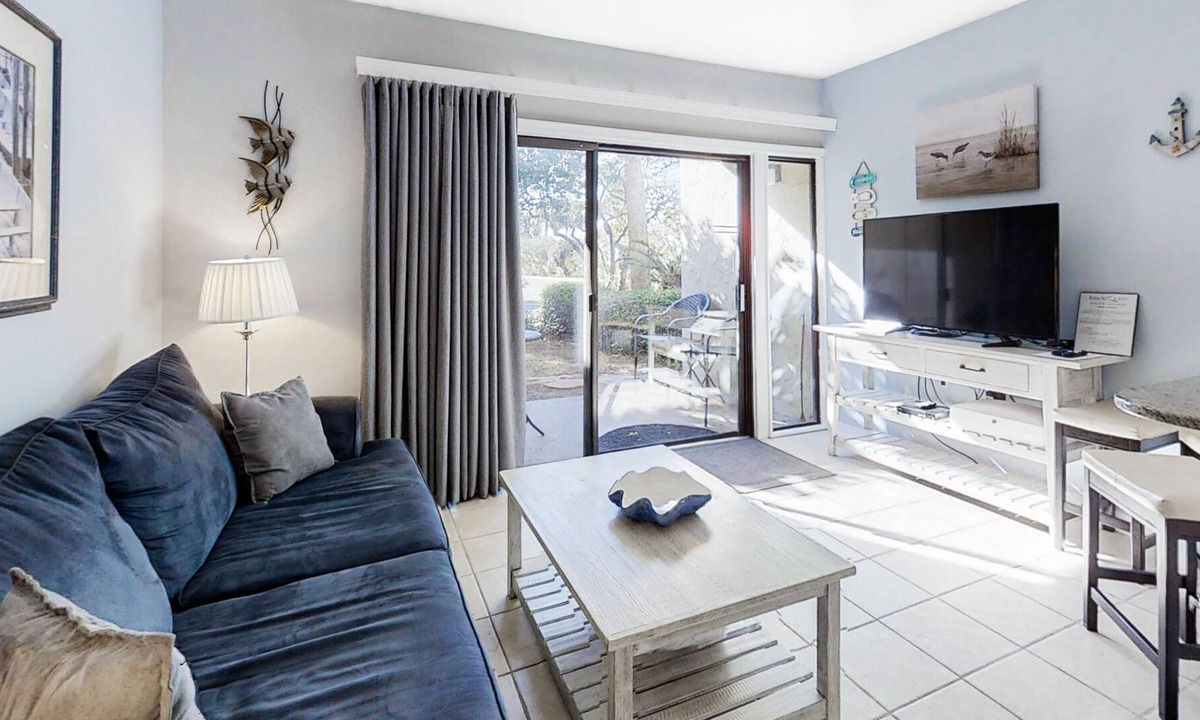 Destin Condo | Inviting Condo w/Shared Pool, Sun Deck, and Short 2-Min Walk to the Beach